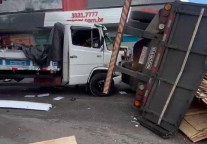 VÍDEO: Carreta desgovernada atinge 14 veículos em uma sequência de colisões em Chapecó