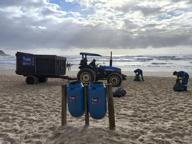 Projeto ambiental chega a recolher 10 toneladas de lixo por dia na Praia do Rosa durante o verão 