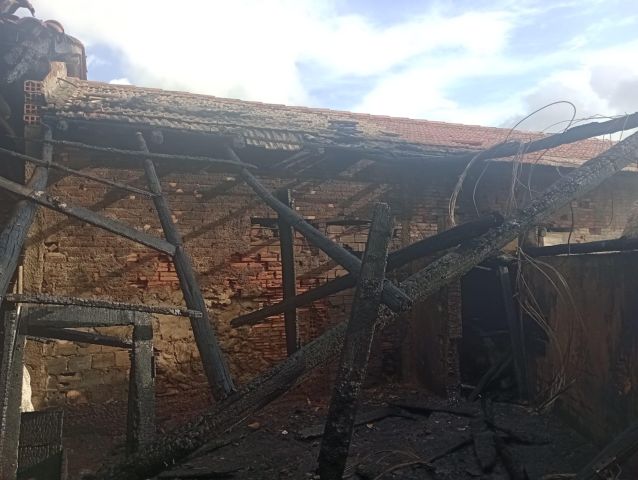 Incêndio atinge galpão rural em Pescaria Brava e mobiliza Bombeiros