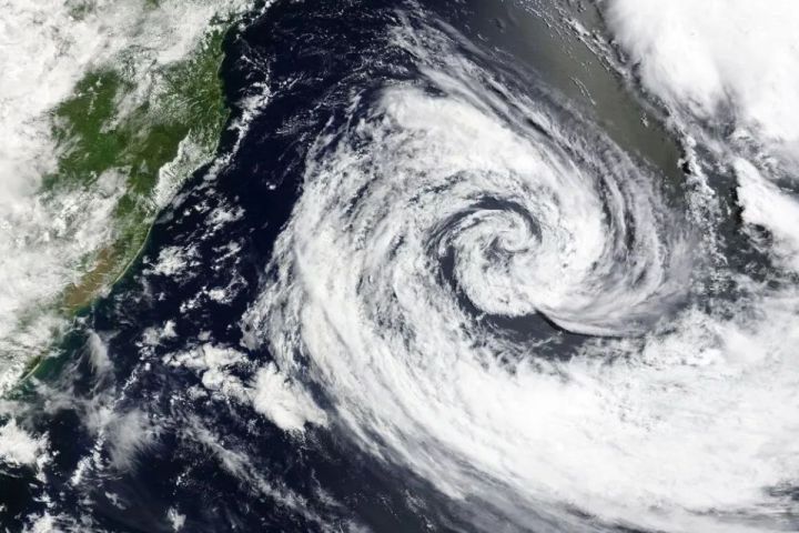 Ciclone avança sobre o Brasil: veja as regiões sob risco de enxurradas neste fim de semana