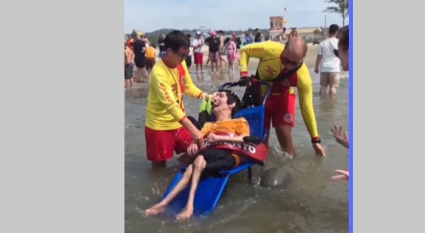 (Vídeo) Dia de inclusão e emoção: alunos da APAE de Cocal do Sul vivenciam banho de mar acessível