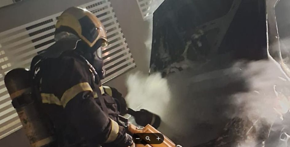 Incêndio consome carro e motocicleta em avenida de Laguna