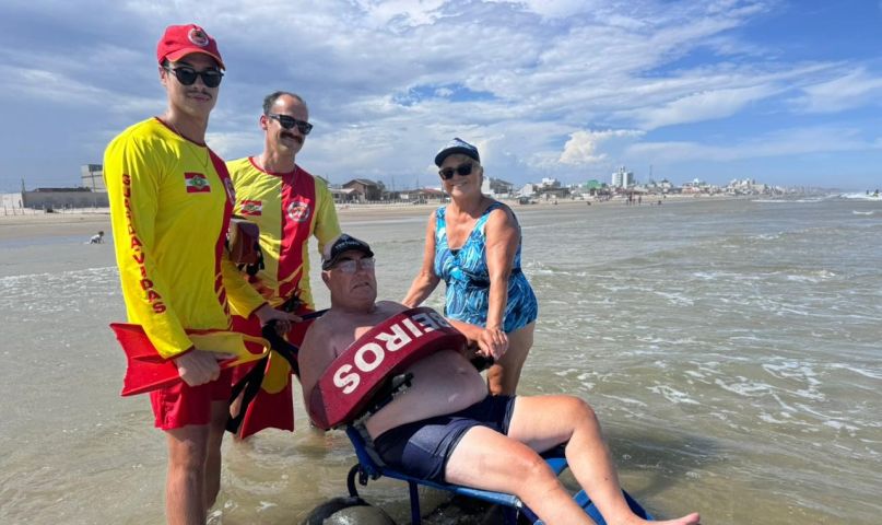 Arroio do Silva: após AVC, homem volta a tomar banho de mar com apoio do Projeto Praia Acessível