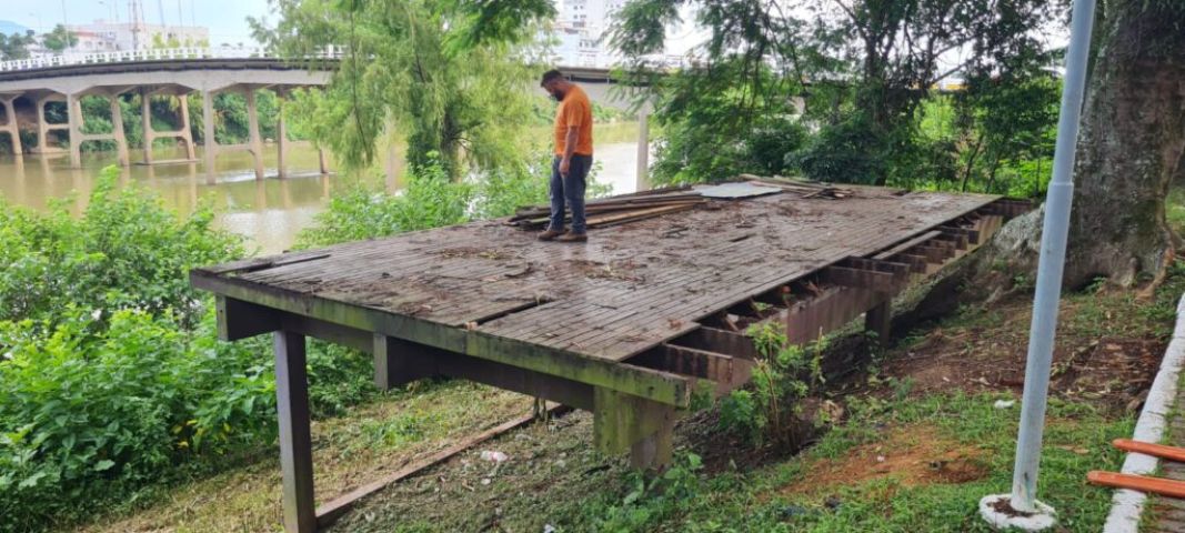 Prefeitura inicia recuperação do deck na Avenida Marechal Deodoro