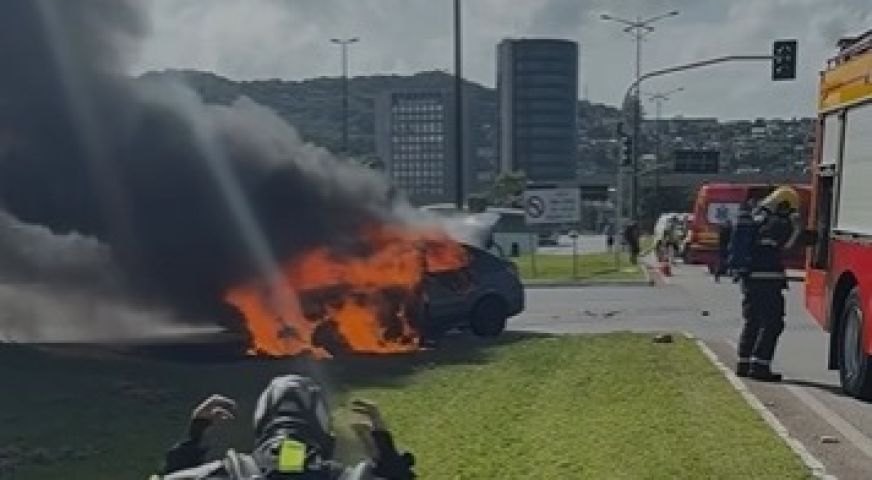 VÍDEO: Veículo de transporte de órgãos se envolve em acidente com incêndio em Florianópolis