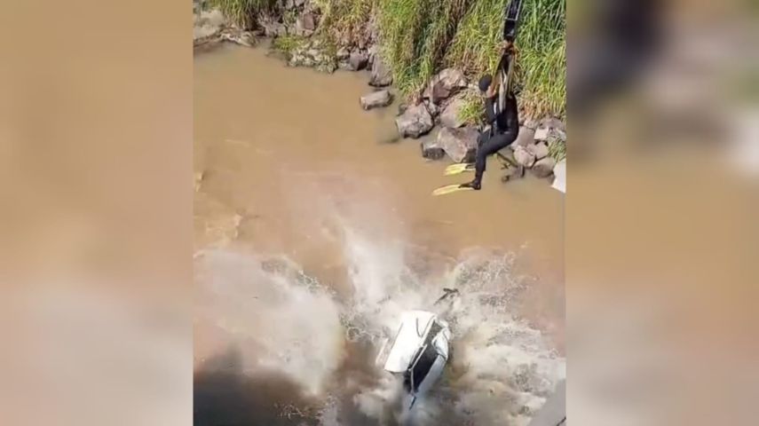 VÍDEO: Carro cai dentro de rio em Gravatal e se solta do guindaste durante retirada