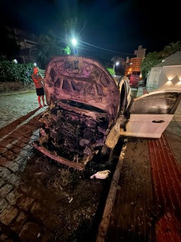 Incêndio em carro com GNV assusta moradores no Mar Grosso, em Laguna