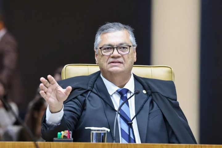 Dino dá 60 dias para União, estados e municípios suspenderem penduricalhos sem base legal