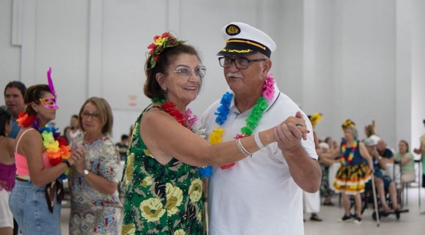 'Que eu tenha saúde para festejar no ano que vem': Baile de Carnaval reúne mais de 130 idosos no Parque Diamante