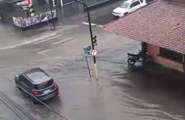 Rua no bairro Oficinas sofre com alagamentos após chuva em Tubarão