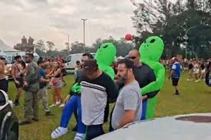 Brasil: policiais fantasiados de ETs prendem suspeitos durante megabloco no Ibirapuera