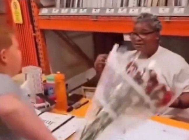 (VÍDEO) Garoto emociona funcionária de loja ao levar flores no aniversário dela