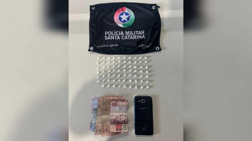 Com auxílio do cão policial, PM prende homem em flagrante por tráfico de drogas em Tubarão