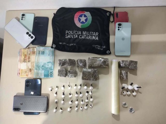 Polícia Militar prende casal por tráfico de drogas no bairro Fábio Silva, em Tubarão