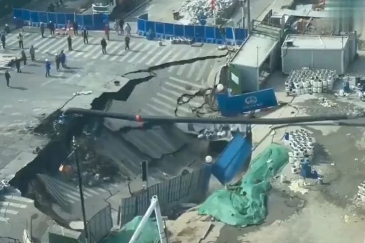 VÍDEO: Cratera gigante se abre em meio à uma avenida na China