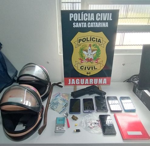 Polícia Civil prende suspeitos de roubo e tráfico de drogas em operação realizada em Tubarão