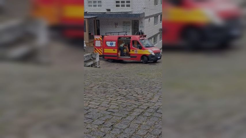 VÍDEO: Ambulância não consegue subir morro do hospital de Laguna e paciente é carregado na maca até à emergência