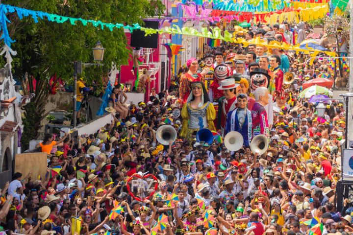 Carnaval: 7 a cada 10 brasileiros passarão período de festas em casa