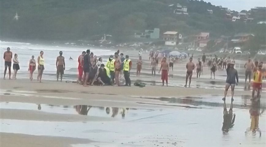 VÍDEO: Homem é resgatado após sofrer afogamento grave em praia de Imbituba