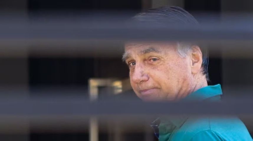 Carlos diz que Bolsonaro passou mal na cadeia e está sendo monitorado