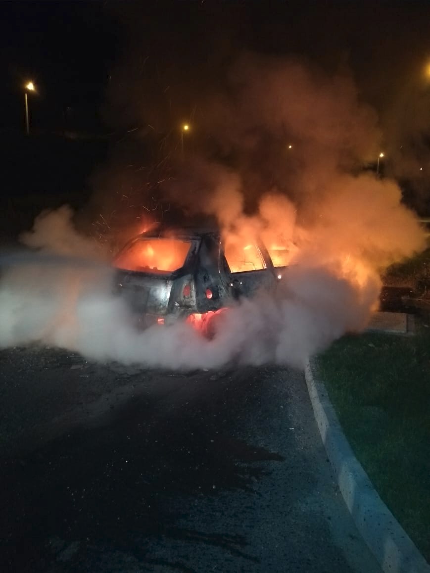 Carro pega fogo na madrugada em Tubarão