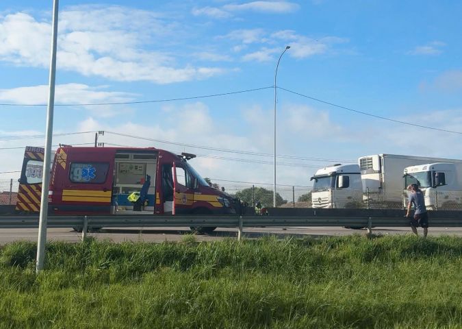 Acidente deixa motociclista ferido na BR-101 em Capivari de Baixo