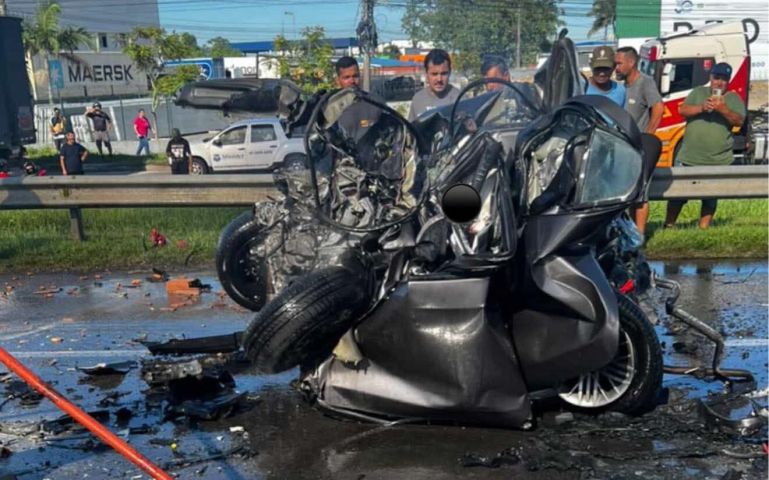 Engavetamento na BR-101 deixa três mortos e criança em estado grave em Itajaí