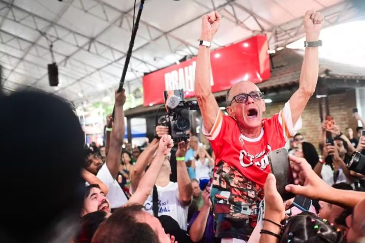 Com homenagem a Mestre Ciça, Viradouro é campeã do Carnaval 2026 no Rio de Janeiro