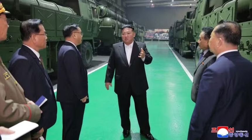 Kim Jong-Un diz que nem a “proteção de Deus” consegue deter novo lançador múltiplo de foguetes