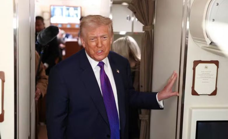 “Ele tirou isso de informações sigilosas, cometeu um grande erro”, afirma Trump sobre fala de Obama sobre aliens