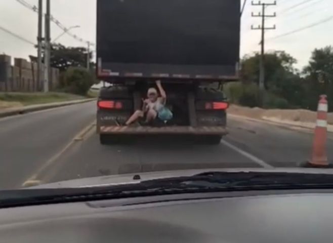 (VÍDEO) Menino é flagrado sentado no para-choque de caminhão na SC-108, em Orleans