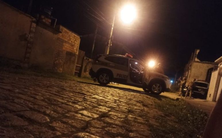 Homem é morto a facadas no dia do próprio aniversário em Laguna; autor foi preso