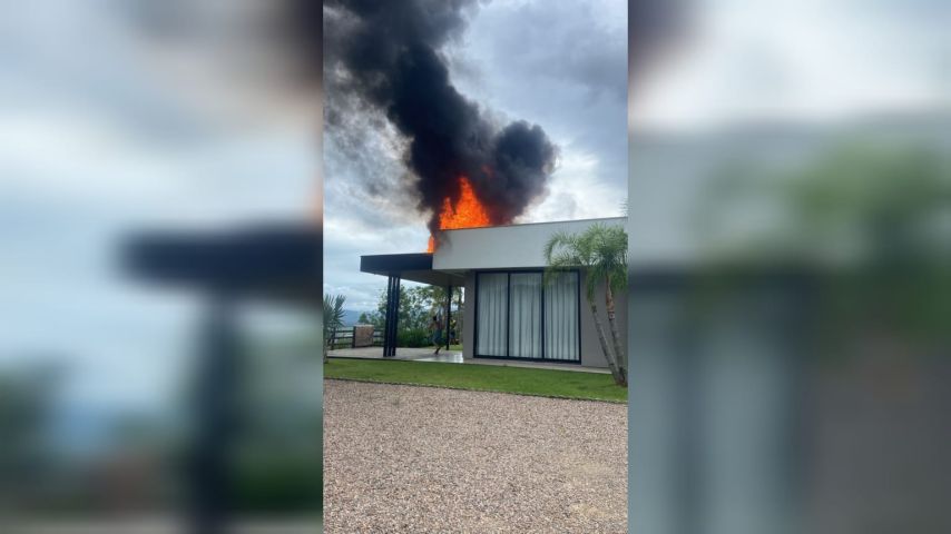 Incêndio atinge residência em São Ludgero após explosão de ar-condicionado