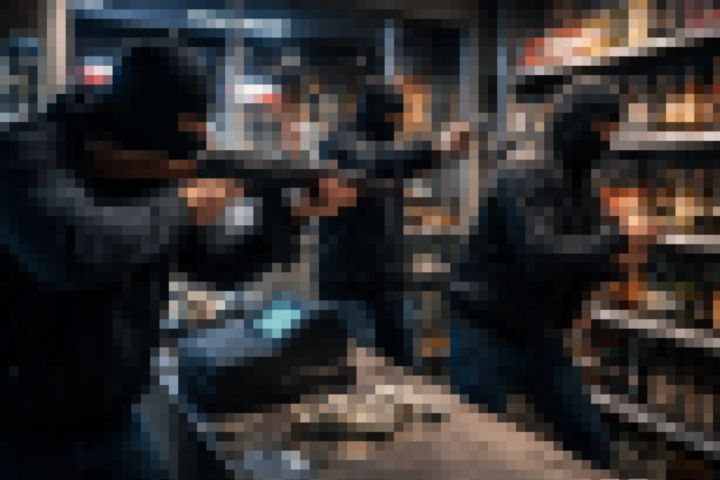 Trio armado invade mercado e leva dinheiro e garrafas de whisky em Tubarão