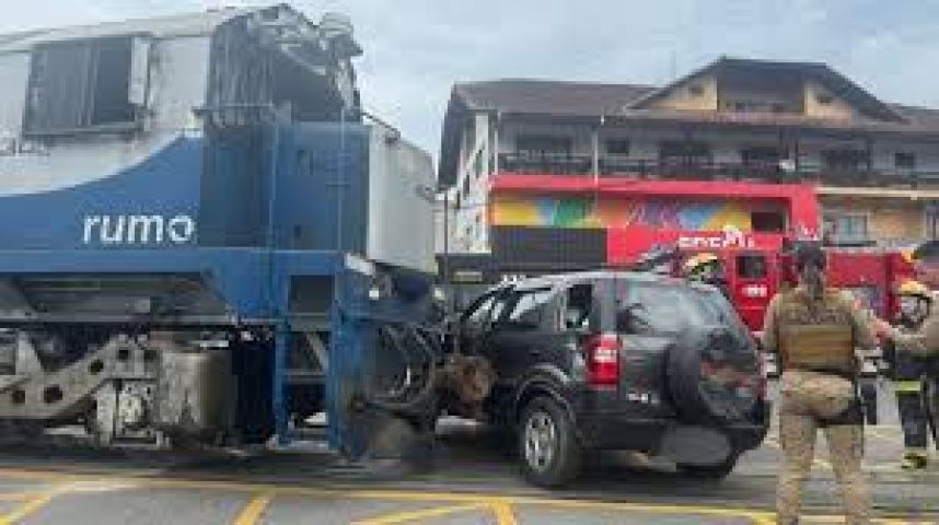 (VÍDEO) Motorista abandona carro na linha férrea segundos antes de colisão com trem em Joinville