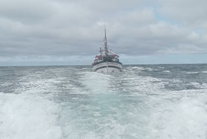 Barco com cinco tripulantes apresenta vazamento e mobiliza resgate no litoral de Laguna