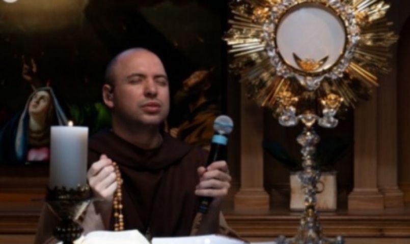 Live de Frei Gilson reúne quase 2 milhões de fiéis às 4h da manhã durante a Quaresma