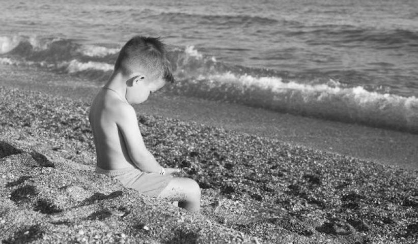 Menino de 11 anos foge após apanhar de fio do padrasto e é encontrado sozinho em praia de Imbituba