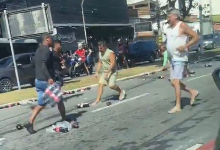(VÍDEO) Motoristas param avenida para devolver garrafas que caíram de caminhonete em Vitória