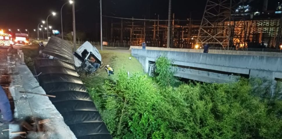 Carreta cai de ponte na BR-101 entre Tubarão e Capivari de Baixo