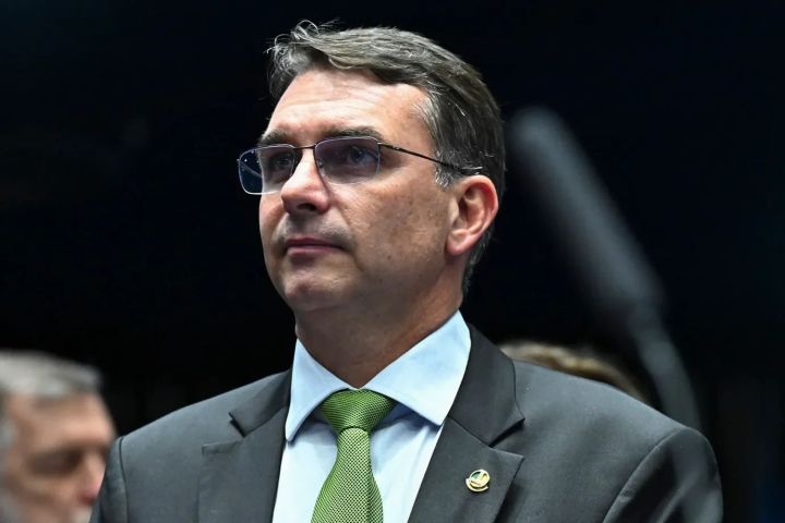 Flávio Bolsonaro usa linguagem neutra e pede apoio de 'todas, todos e todes' 