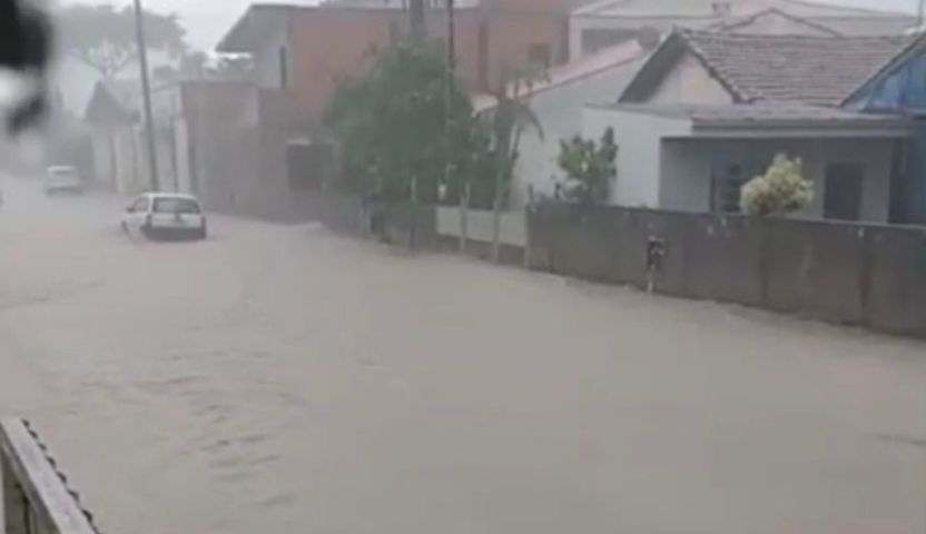 Ruas alagam no bairro Fábio Silva durante chuva em Tubarão