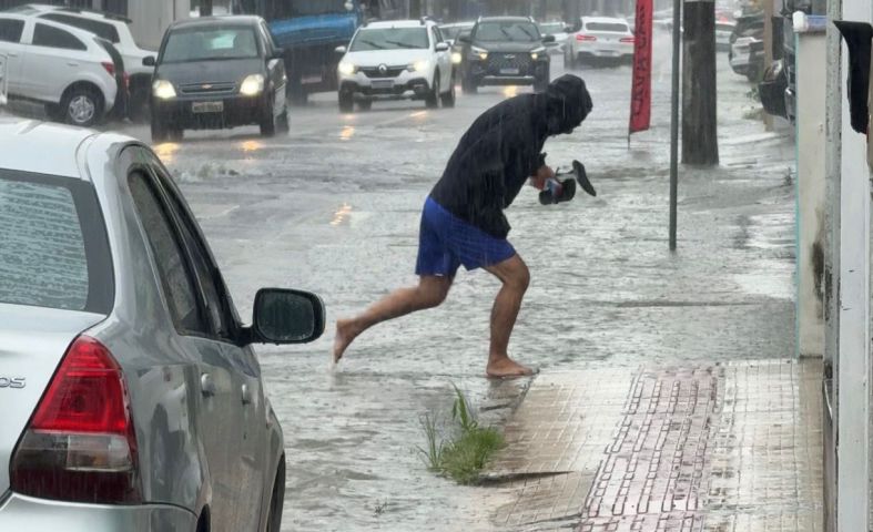 Alagamentos atingem Oficinas, Monte Castelo e Centro; casa é invadida pela água em Tubarão