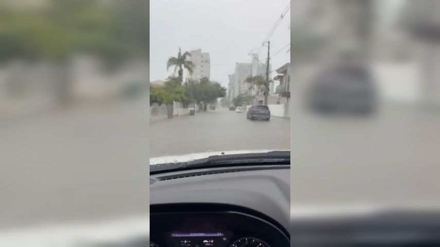Tubarão registra 34 mm de chuva em uma hora e diversas ruas ficam alagadas nesta terça-feira (24)
