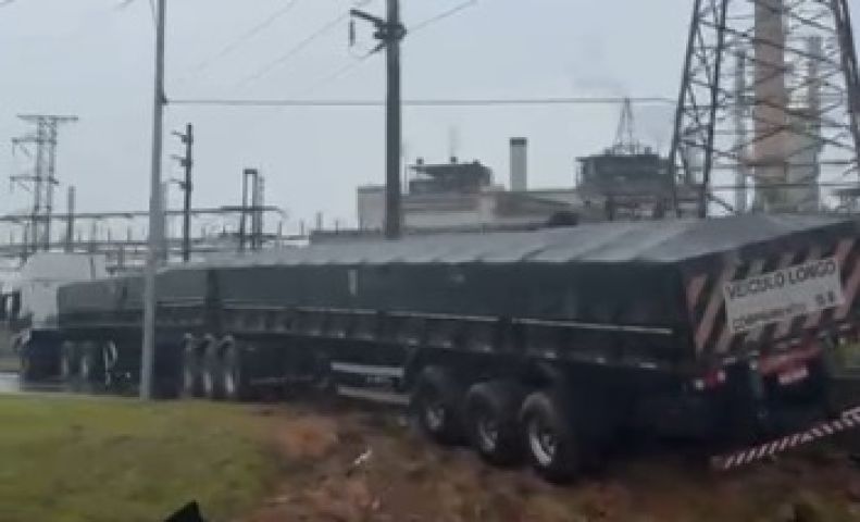 BR-101 enfrenta lentidão no fim da tarde desta terça-feira (24) entre Tubarão e Capivari de Baixo para retirada de carreta