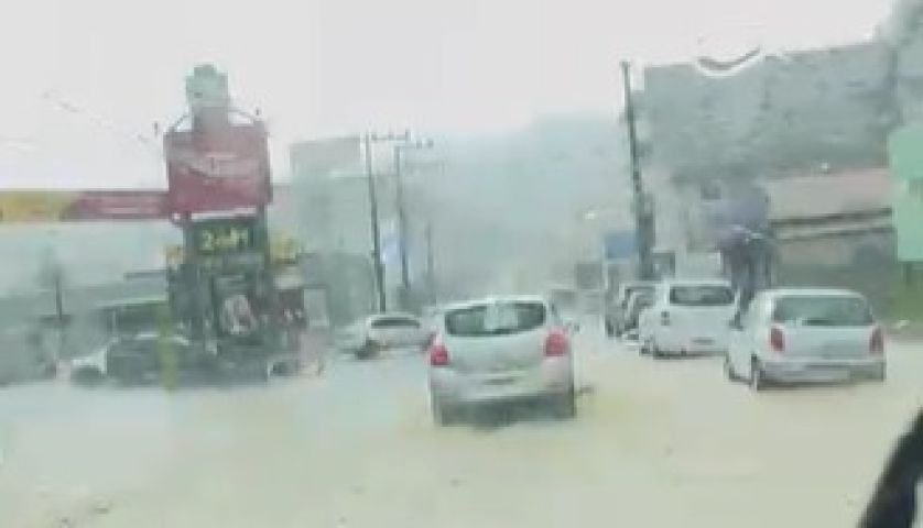 Alagamentos persistem em Tubarão após fortes chuvas; Defesa Civil alerta para temporais nas próximas horas