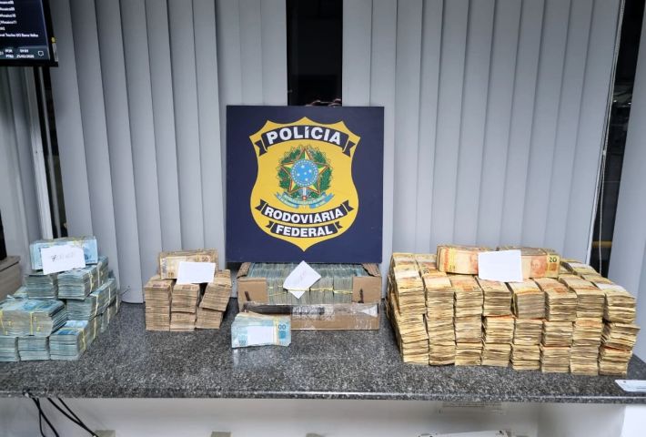 PRF apreende R$ 2 milhões em espécie escondidos em carro na BR-101