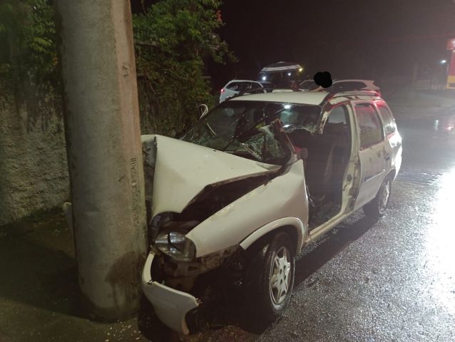 Jovem de 21 anos é retirada das ferragens após colidir carro contra poste em Capivari de Baixo