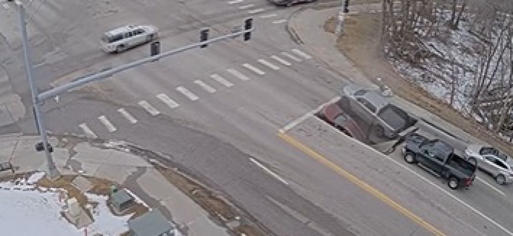 VÍDEO: Dois carros são engolidos por um buraco que se abriu de forma repentina nos Estados Unidos