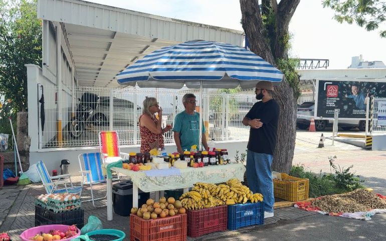 (VÍDEO) Feira garantida: conheça a feirinha com clientela fiel no Centro de Tubarão